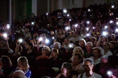 Выступление Валерия Стронского и оркестра в Новороссийске прошло в условиях отключения света Выступление Валерия Стронского и оркестра в Новороссийске прошло в условиях отключения света